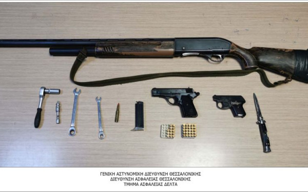 Θεσσαλονίκη: Χειροπέδες σε 38χρονο που έκλεψε δεκάδες μπαταρίες οχημάτων - Είχε στην κατοχή όπλα και 1.200 λίτρα πετρέλαιο (φωτ.)