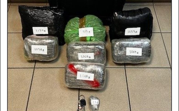 Θεσσαλονίκη: Έκρυβε πάνω από 7,5 κιλά κάνναβη σε βαλίτσα και σακούλα απορριμμάτων