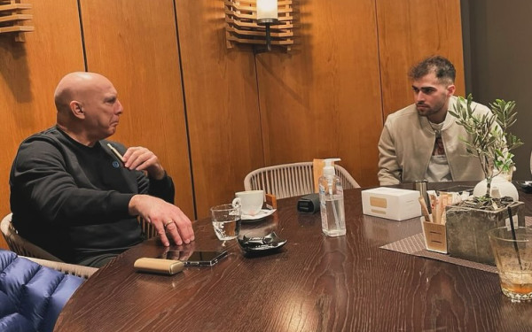 Όταν ο Τολιόπουλος συνάντησε τον Γκάλη: Ο Άρης, η υπογεγραμμένη συλλεκτική φανέλα και οι ευχές (φωτ.)