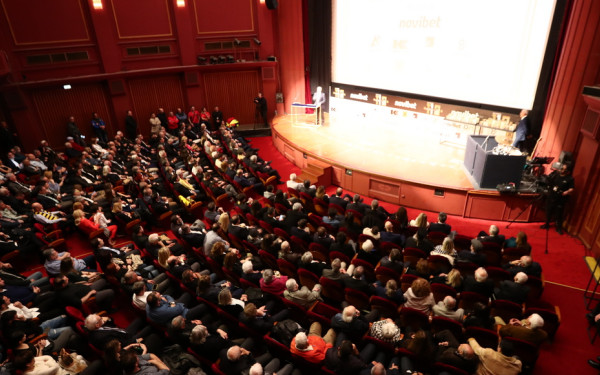 «Χρόνια πολλά, αγάπη μου γλυκιά. Και στα 1000 εγώ θα στο τραγουδώ απ' τον ουρανό»: Σείστηκε το Ολύμπιον στα γενέθλια του Άρη (βίντεο)