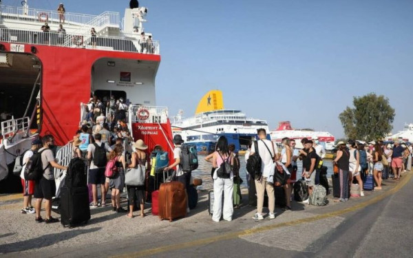 Φεύγουν οι πρώτοι εκδρομείς του Πάσχα - Γεμάτα τα πλοία για τα  νησιά του Αιγαίου (βίντεο)