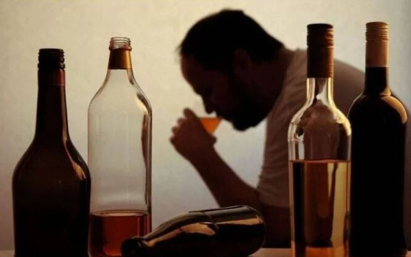 Η βαριά κατανάλωση αλκοόλ βλάπτει τον εγκέφαλο