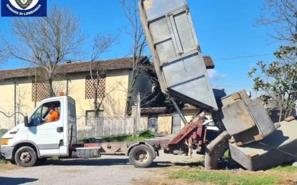 Μάλλον δεν θα το ξανακάνει: Η αστυνομία της Ιταλίας «επέστρεψε» τους καναπέδες που πέταξε ένας άνδρας σε χωράφι (βίντεο)