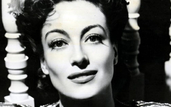 Τζόαν Κρόφορντ: 110 χρόνια από τη γέννηση της «δηλητηριώδους» αλλά και αξιοθαύμαστης σταρ (φωτ.)