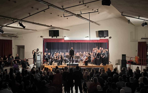 Δυστύχημα στα Τέμπη: Ο δήμος Καλαμαριάς τιμά τους 57 νεκρούς με συναυλία στο θέατρο Βότση  (βίντεο & φωτ.)