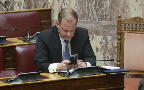 Ξεσπά η μητέρα του μηχανοδηγού: «Ο Καραμανλής δεν μπορεί να κρυφτεί πίσω από την ασυλία του»