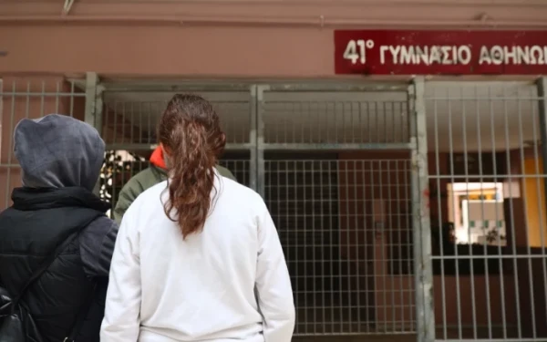 Προφυλακίστηκε ο 19χρονος που επιτέθηκε με σφυρί σε μαθητή και μαχαίρωσε διευθυντή σε σχολείο στην Κυψέλη