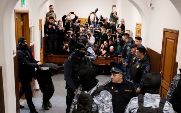 Τρομοκρατική επίθεση στη Μόσχα: Προφυλακιστέοι τέσσερις φερόμενοι ως δράστες (φωτ.)