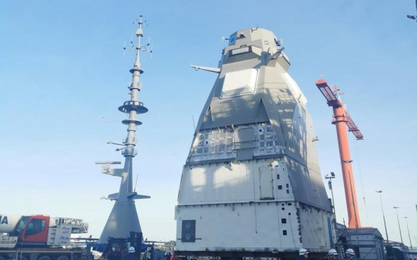 Ολοκληρώθηκε η συναρμολόγηση του ιστού PSIM της δεύτερης ελληνικής φρεγάτας Belharra «Νέαρχος»