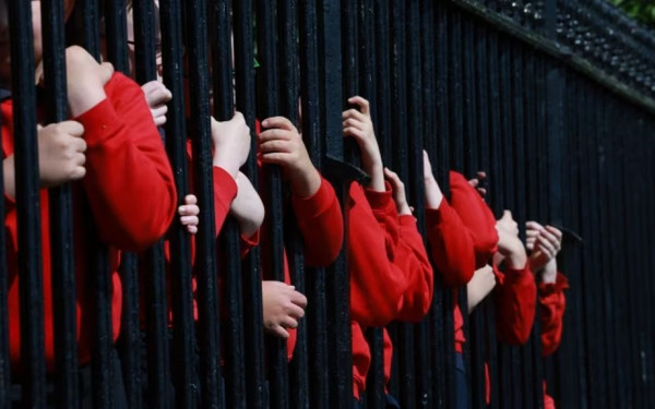 Ρεκόρ ντροπής στο Ηνωμένο Βασίλειο: 4,3 εκατομμύρια παιδιά ζουν στη φτώχεια