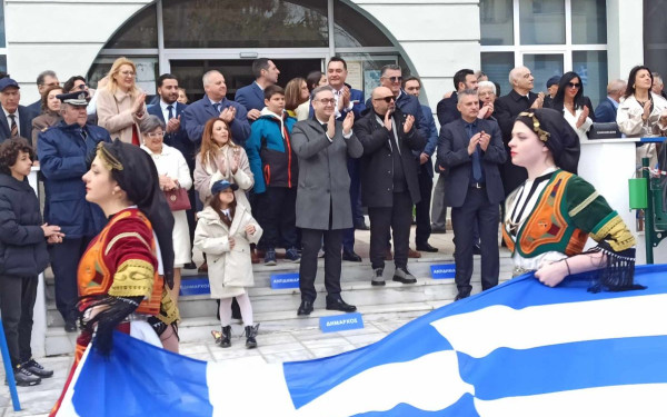 Περήφανα παρήλασαν μαθήτριες και μαθητές στον δήμο Ωραιοκάστρου για την 25η Μαρτίου (φωτ.)