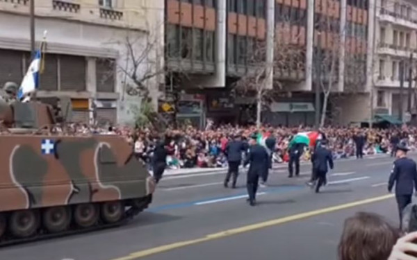 Αθήνα - Παρέλαση για την 25η Μαρτίου: Οκτώ προσαγωγές - Μπήκαν με παλαιστινιακές σημαίες μπροστά στα άρματα (βίντεο)