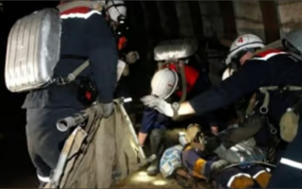 Ρωσία: «Δύσκολη κατάσταση» για τους 13 εργάτες που παραμένουν εγκλωβισμένοι σε χρυσωρυχείο εδώ και 48 ώρες