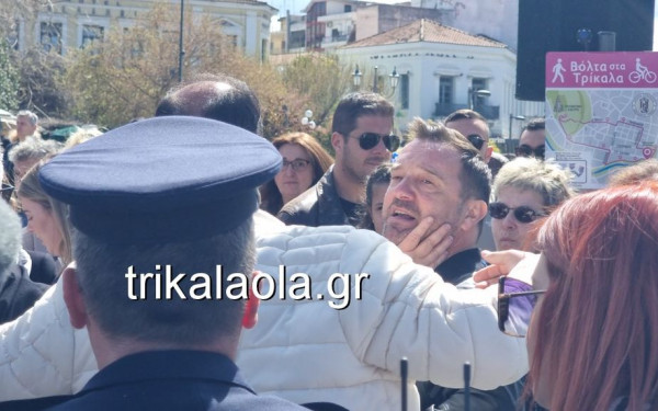 Τρίκαλα - Τέμπη: Ξέσπασαν στην παρέλαση οι γονείς των 3 κοριτσιών - Μαθητές δεν έστρεψαν το κεφάλι στους επισήμους (βίντεο, φωτ.)