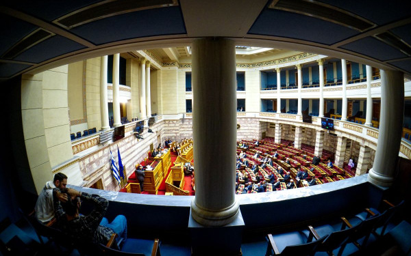 Πρόταση δυσπιστίας: Έντονες αντιδράσεις από την αντιπολίτευση μετά την ομιλία Καραμανλή - Για τυμβωρυχία έκανε λόγο ο Κ. Τσιάρας