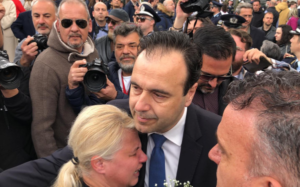 Λάρισα - Τραγωδία Τεμπών: Σπάραξε η μητέρα της αδικοχαμένης Κλαούντια στην αγκαλιά του υπουργού Παπαστεργίου (φωτό – βίντεο)