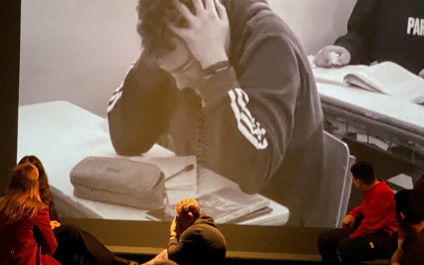 Καβάλα: Μαθητές λυκείου έγραψαν και παρουσιάζουν θεατρικό έργο για την ενδοσχολική βία, βασισμένο σε αληθινά γεγονότα