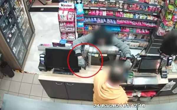 Θεσσαλονίκη: Τρόμος για υπάλληλο ψιλικατζίδικου στη Χαριλάου - Τον απείλησαν με όπλο και τον ψέκασαν με σπρέι πιπεριού (βίντεο)