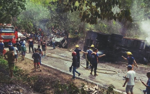 Τραγωδία στις Φιλιππίνες: Φορτηγό συγκρούστηκε με βαν - 17 νεκροί (φωτ.)