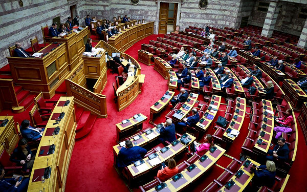 Πρόταση δυσπιστίας: Ξεκίνησαν οι ομιλίες των πολιτικών αρχηγών - Παρακολουθήστε live