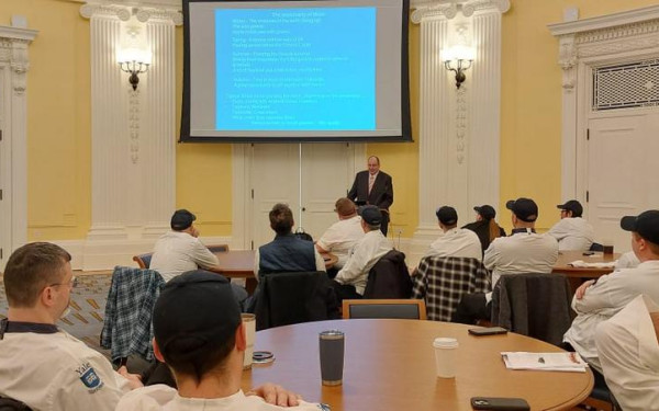 Φοιτητές και καθηγητές του Yale μυήθηκαν στα μυστικά της παρασκευής του κρητικού ντάκου