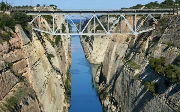 Τραγωδία στον Ισθμό της Κορίνθου: Σορός νεαρής κοπέλας εντοπίστηκε να επιπλέει στο κανάλι της Διώρυγας (βίντεο)