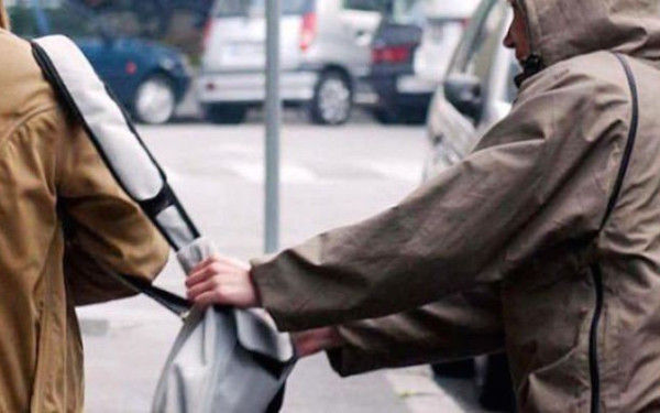 Καρέ-καρέ η κλοπή τσάντας με 14.000 ευρώ μέρα-μεσημέρι στην Καλαμαριά (βίντεο)