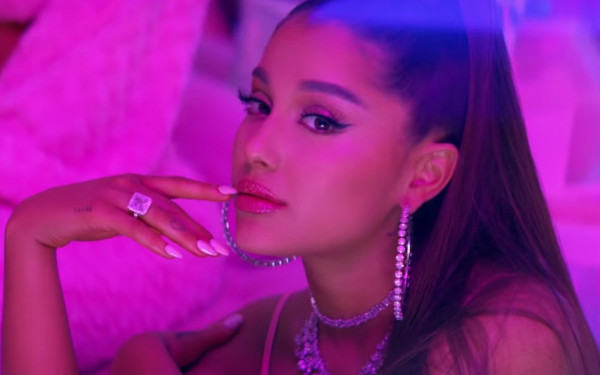 Παλεύει με την κατάθλιψη (και) η Αριάνα Γκράντε 