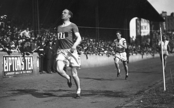 Οι «Δρόμοι της Φωτιάς», το Όσκαρ του Βαγγέλη Παπαθανασίου και ο «ιπτάμενος Σκωτσέζος» που έτρεχε Θεού θέλοντος (βίντεο)