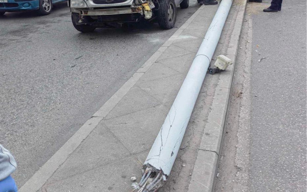 Θεσσαλονίκη: ΙΧ καρφώθηκε σε κολώνα φωτισμού στο κέντρο - Δείτε φωτογραφίες