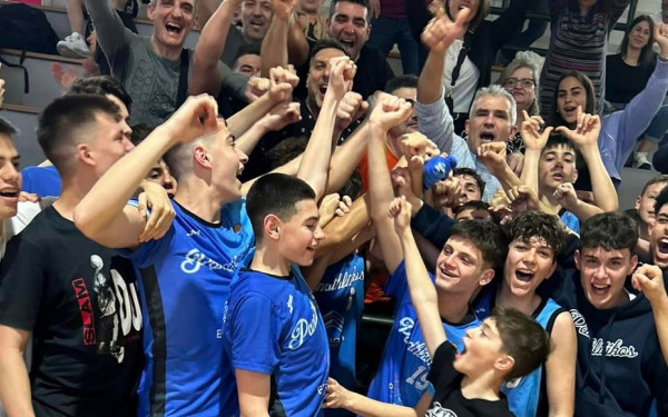 Οι φίλαθλοι του Παναθλητικού «γκρέμισαν» το κλειστό της Νεάπολης (βίντεο)