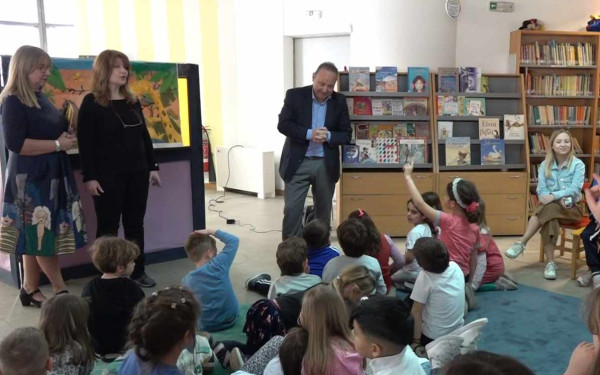 Θεσσαλονίκη: Στην Κεντρική Βιβλιοθήκη ο Στέλιος Αγγελούδης - Συνομίλησε με μαθητές Δημοτικού