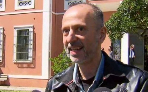 Αλεξανδρούπολη: Αποκαλύψεις για τον καθηγητή που κατηγορείται για σεξουαλική παρενόχληση μαθήτριας - Είχε πάει ντυμένος ακόμα και ως νίντζα στο σχολείο (βίντεο)