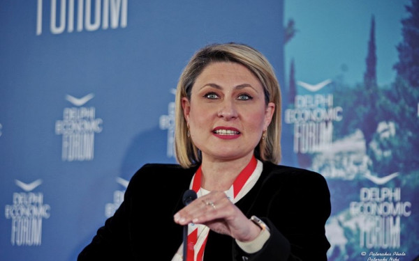 Πάτρα: Επίθεση ιερέα και πιστών σε βάρος της υφυπουργού Χριστίνας Αλεξοπούλου για το γάμο των ομόφυλων