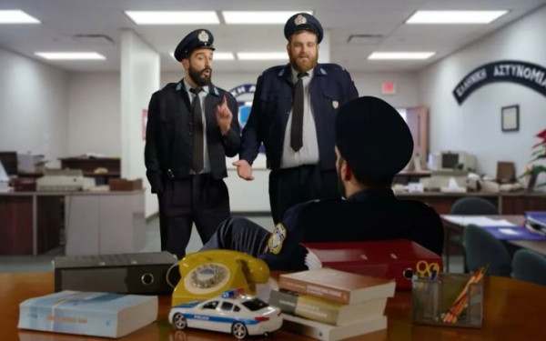 Άγιοι Ανάργυροι: To καυστικό βίντεο του Διονύση Ατζαράκη για τη γυναικοκτονία έξω από το αστυνομικό τμήμα