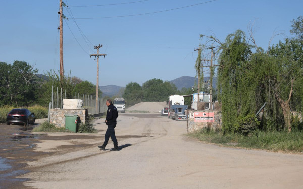 Τέμπη: Σε εξέλιξη η δειγματοληψία στα χώματα που έχουν μεταφερθεί από το σημείο της τραγωδίας (φωτ.)