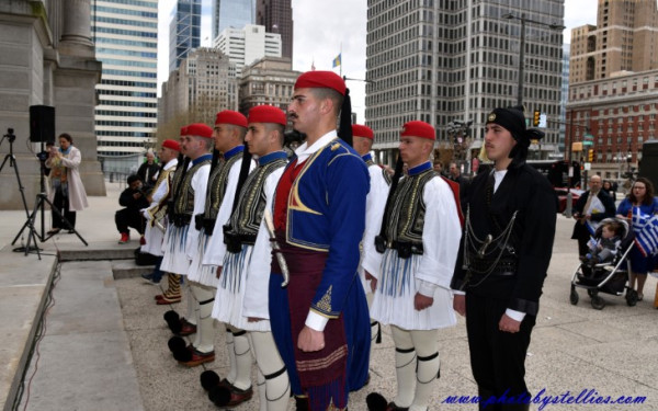 ΗΠΑ: Εύζωνες και χορευτικά στην έπαρση σημαίας στην Φιλαδέλφεια (φωτ.)