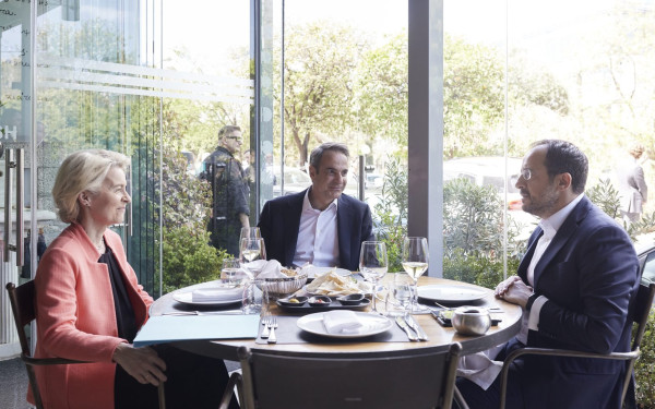 Το γεύμα Μητσοτάκη με Ούρσουλα και Χριστοδουλίδη, οι γαλάζιες μπαροσυνάξεις και η απρόοπτη συνάντηση Μπουρλά-Τσίπρα.  Γράφει ο Μποξέρ*