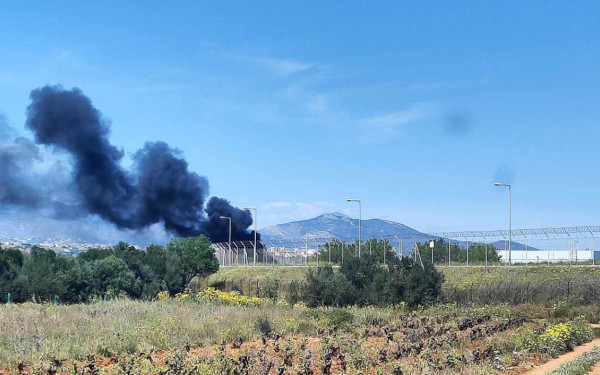 Φωτιά κοντά στο αεροδρόμιο «Ελ. Βενιζέλος» - Καίγεται αποθήκη (βίντεο)