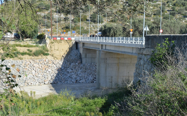 Δόθηκε στην κυκλοφορία η γέφυρα στα Φύλλα της Εύβοιας (φωτ.)