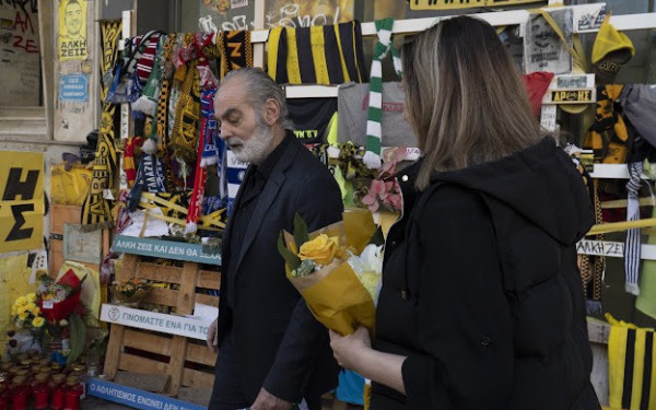 Οι γονείς του Άλκη στο σημείο της δολοφονίας του γιου τους (φωτ.)