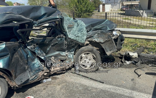 Σφοδρή σύγκρουση οχημάτων στην Ημαθία - Διαλύθηκαν τα ΙΧ (βίντεο, φωτ.)