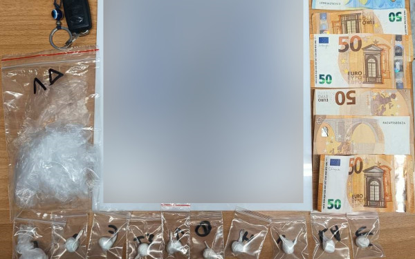 Θεσσαλονίκη: Είχε 31 συσκευασίες με κοκαΐνη χωμένα σε αποσμητικά και στο κιβώτιο ταχυτήτων του (βίντεο, φωτ.)