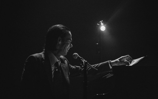 Ο Νικ Κέιβ επιστρέφει στην Αθήνα για μια σειρά σπάνιων σόλο εμφανίσεων