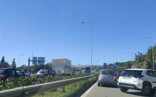 Θεσσαλονίκη: Δύο συγκρούσεις τεσσάρων ΙΧ και «κομφούζιο» στον Περιφερειακό