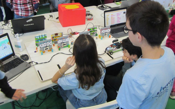 Μαθητές από τη Θεσσαλονίκη κατασκεύασαν ρομπότ που βοηθάει τα άτομα με προβλήματα όρασης στο σούπερ μάρκετ