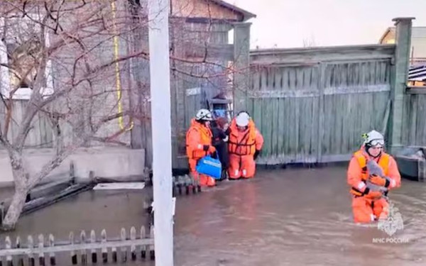 Ρωσία: Σε ύψος ρεκόρ τα ύδατα μετά το λιώσιμο των πάγων - Πάνω από 10.400 σπίτια έχουν πλημμυρίσει