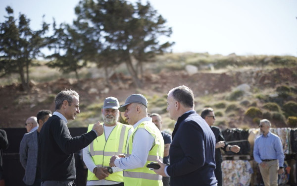 Ο Κ. Μητσοτάκης στην Τήλο, το πρώτο νησί του κόσμου που δεν θάβει ούτε μια σακούλα απορρίμματα (φωτ.)