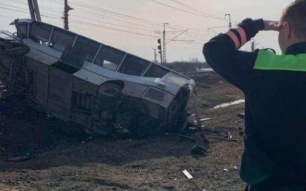 Ρωσία: 8 νεκροί μετά από σύγκρουση τρένου με λεωφορείο (βίντεο)