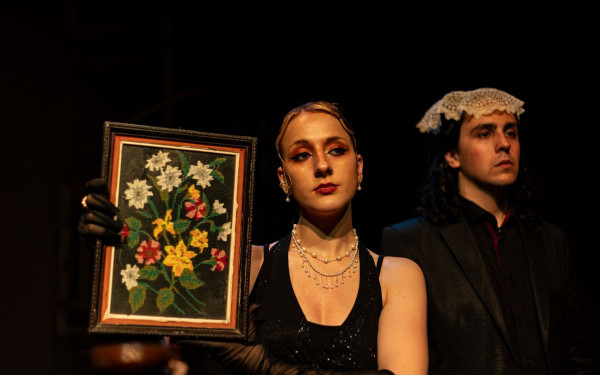 Θεσσαλονίκη: Η θεατρική παράσταση «Οικογένεια Μπες-Βγες» του Γιάννη Ξανθούλη Θέατρο Τ